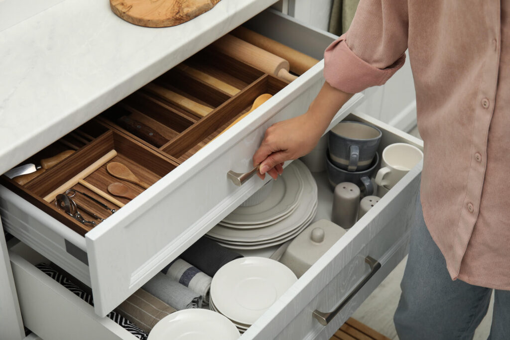 نظم دادن به کابینت آشپزخانه